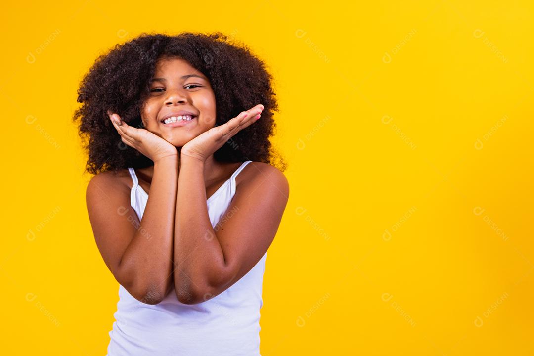 linda garota afro em fundo amarelo Criança afro em fundo amarelo