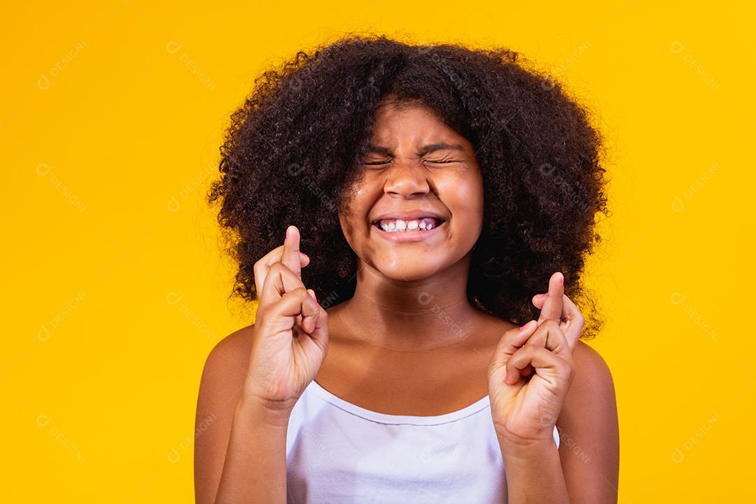 Linda menina criança cabelo afro dedos cruzados gestos mãos