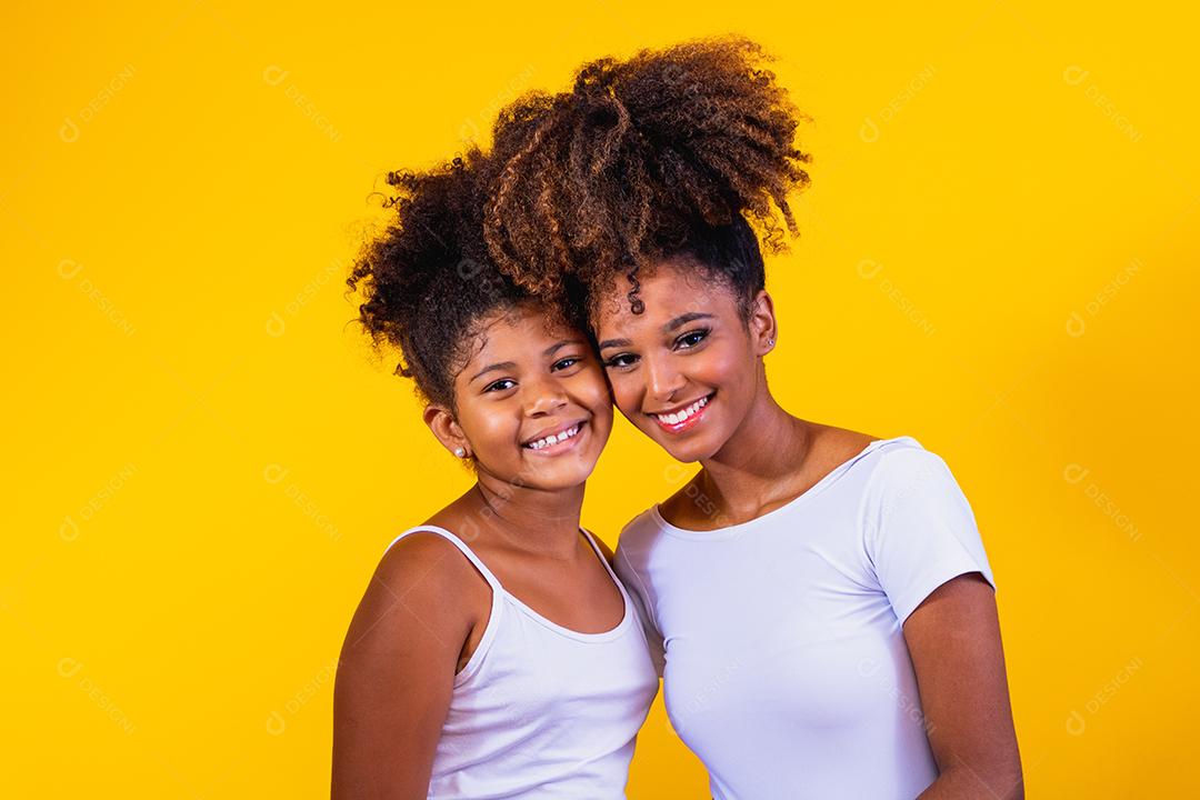 feliz Dia das Mães! Adorável doce jovem mãe afro-americana com filha bonitinha.