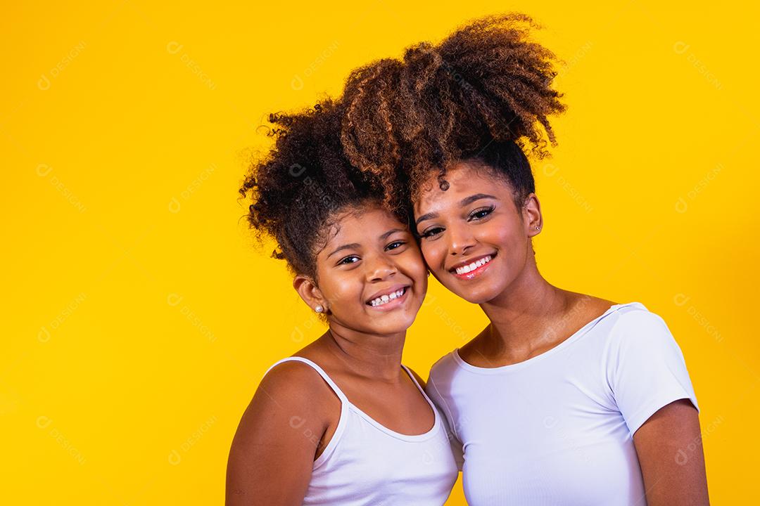 feliz Dia das Mães! Adorável doce jovem mãe afro-americana com filha bonitinha.