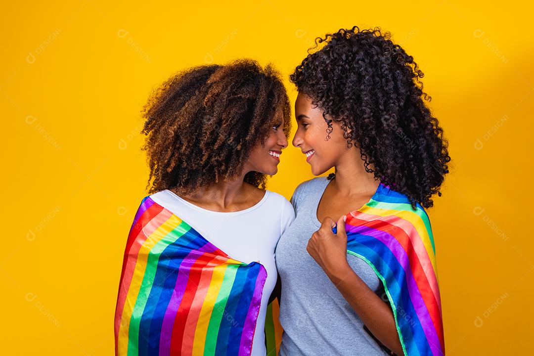 casal de lésbicas em fundo amarelo