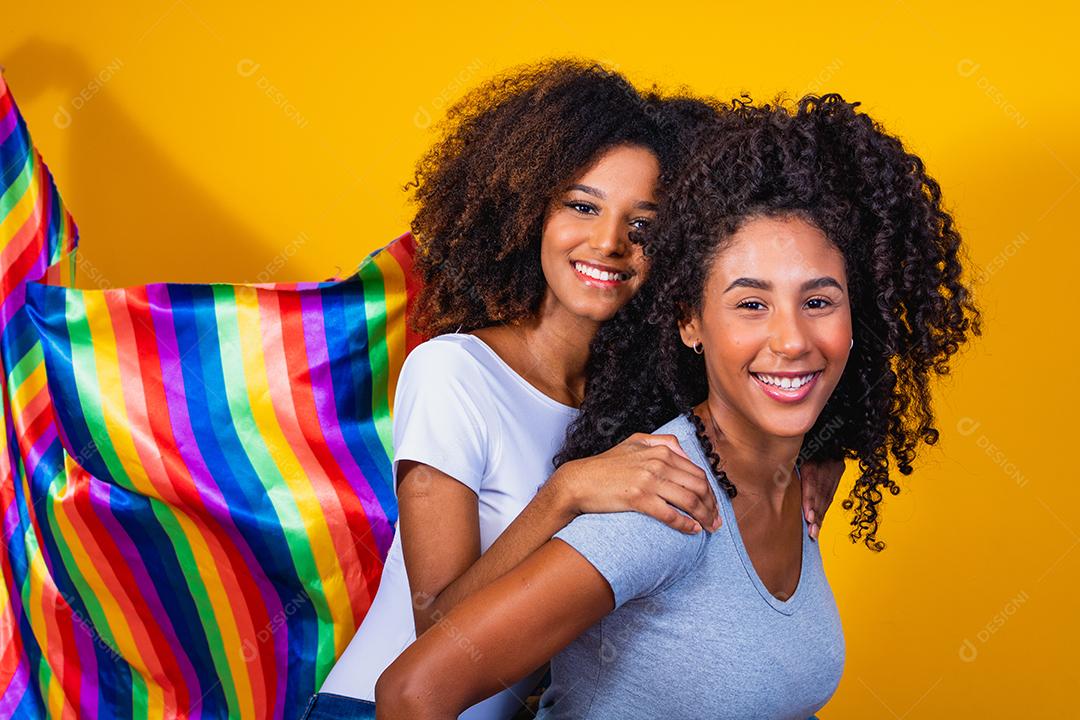 casal de lésbicas em fundo amarelo