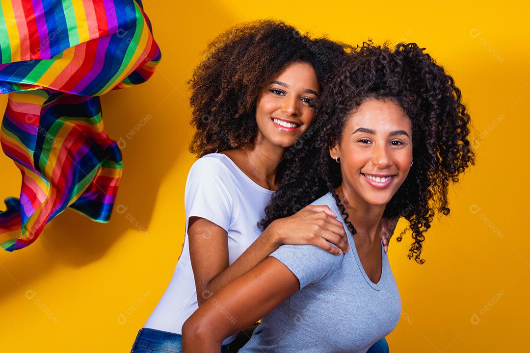 casal de lésbicas em fundo amarelo