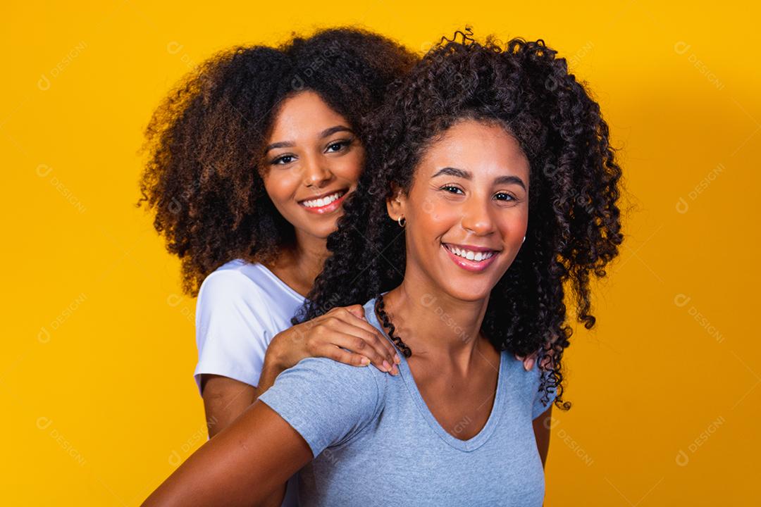 casal de lésbicas em fundo amarelo