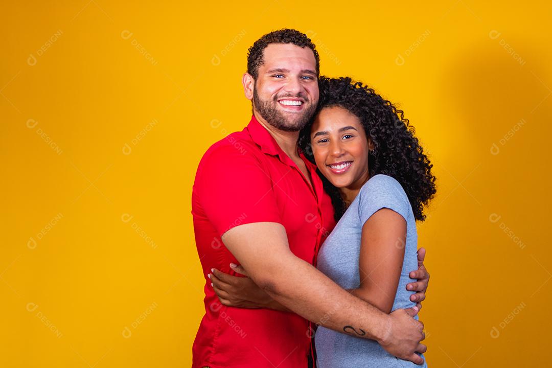 Retrato de namorados de casal de conteúdo em roupas básicas sorrindo para a câmera