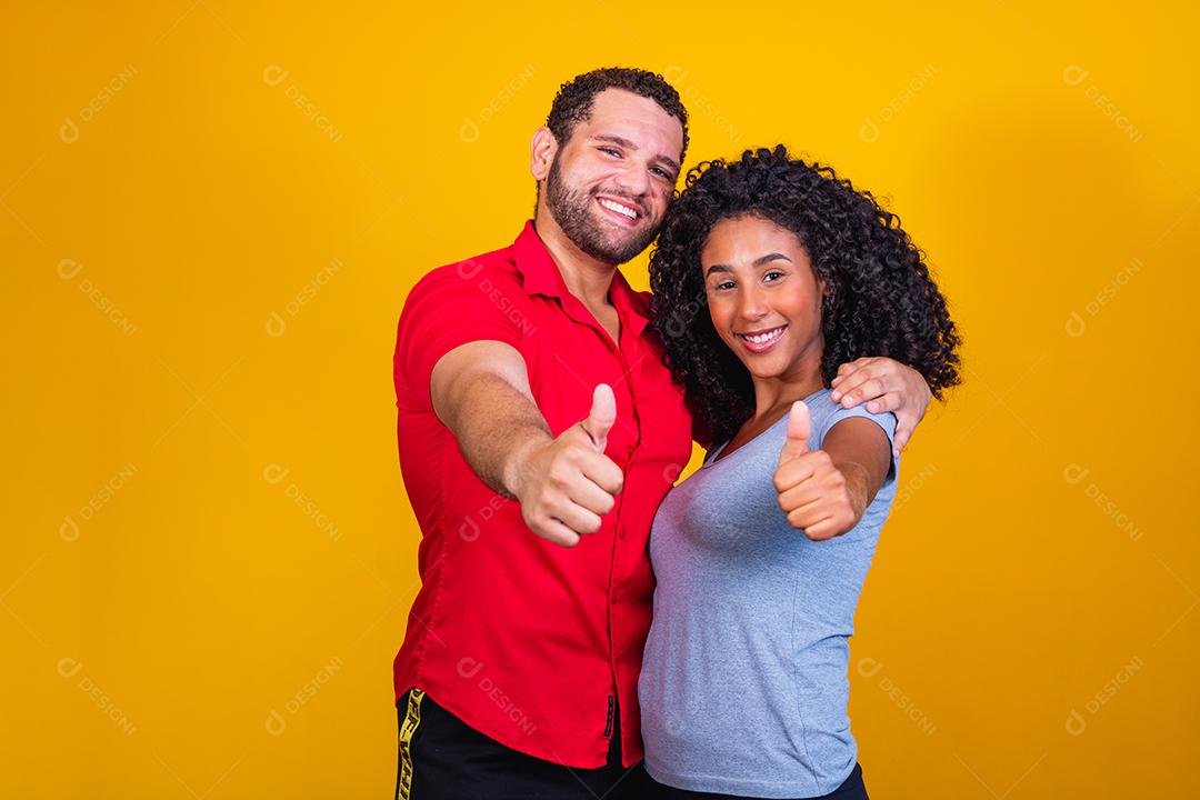 Retrato de namorados de casal de conteúdo em roupas básicas sorrindo para a câmera