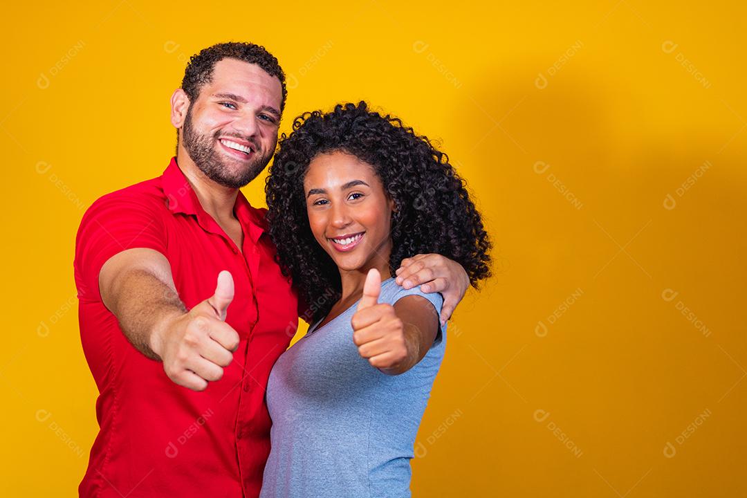 Retrato de namorados de casal de conteúdo em roupas básicas sorrindo para a câmera