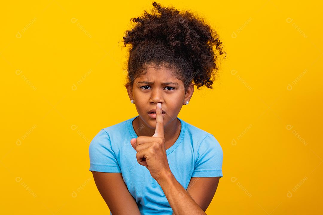 Foto da mão masculina fazendo sinal de silêncio na boca da menina. Conceito de abuso sexual infantil e violência.