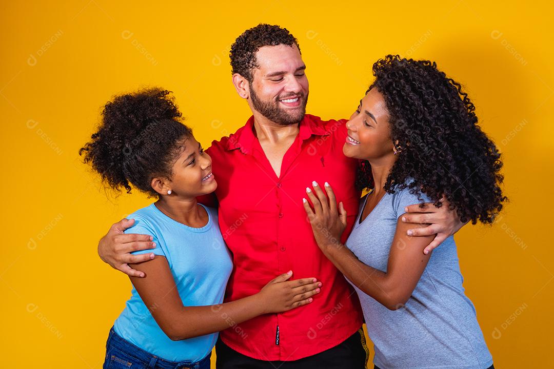 foto de família afro em fundo amarelo