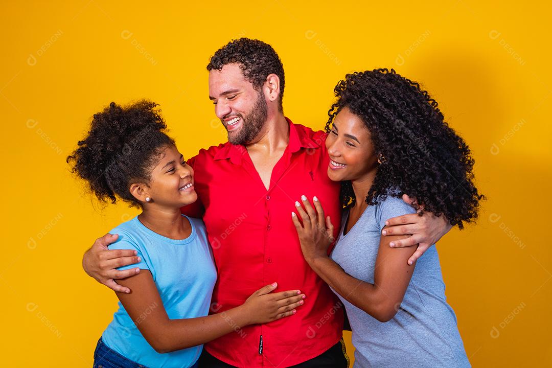 foto de família afro em fundo amarelo