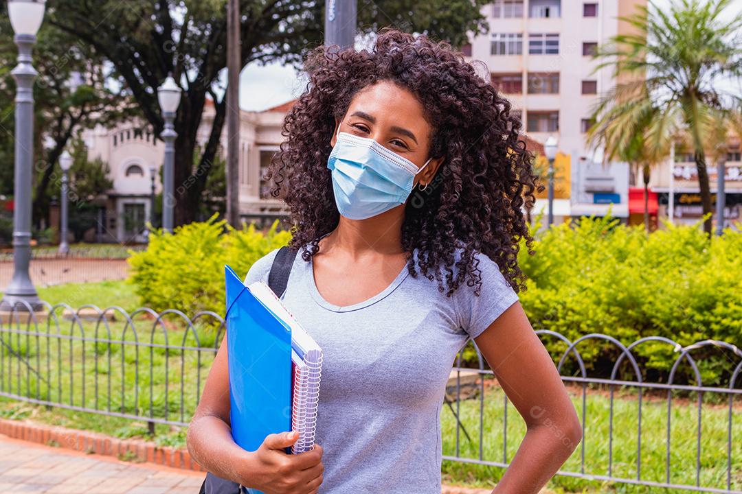 Jovem estudante afro-americano usando máscara de segurança de coronavírus