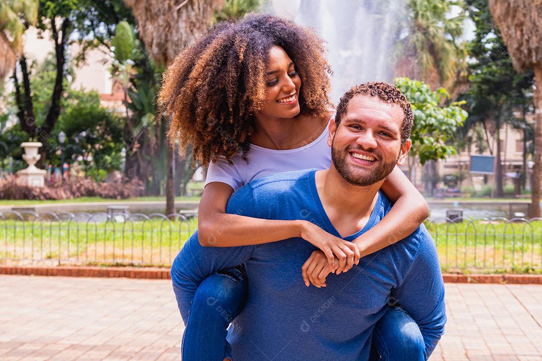 Casal de namorados apaixonado no parque. Dia dos Namorados