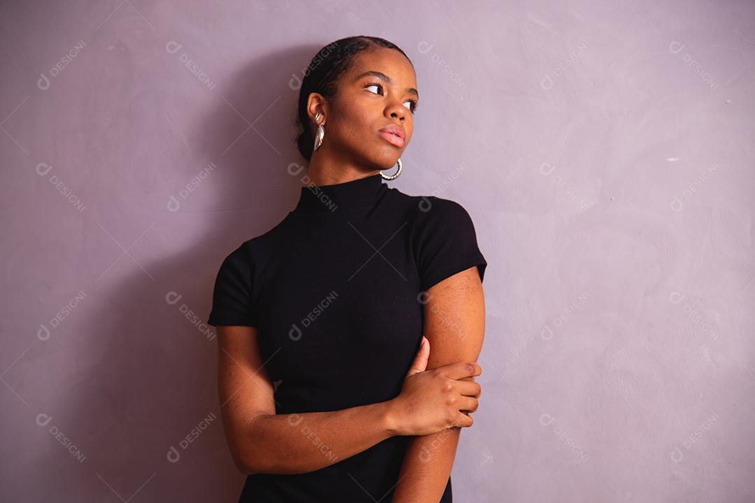 Mulher negra. Retrato de mulher negra em estúdio fotográfico