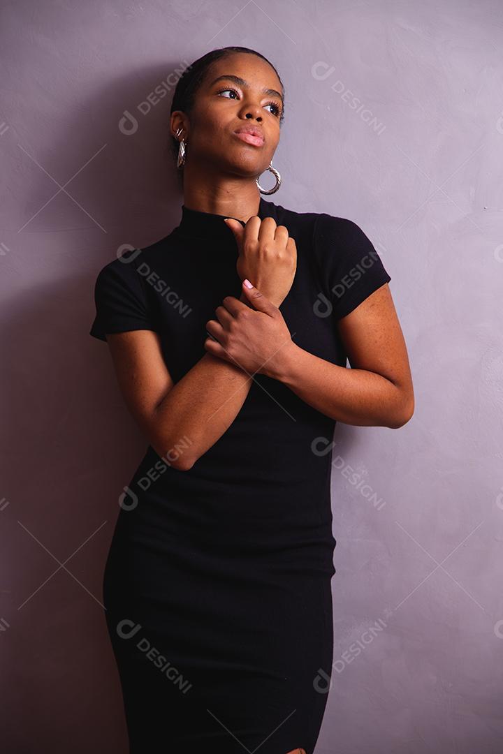 Mulher negra. Retrato de mulher negra em estúdio fotográfico