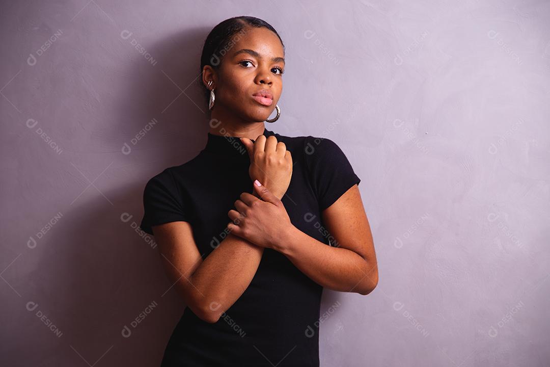 Mulher negra. Retrato de mulher negra em estúdio fotográfico