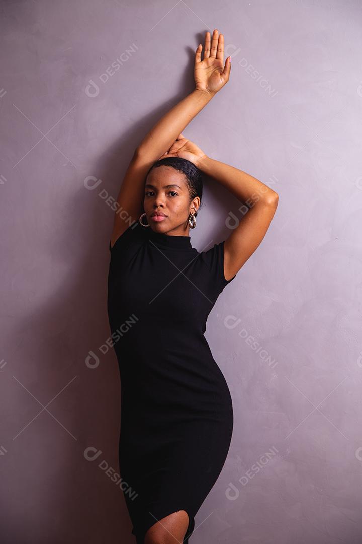 Mulher negra. Retrato de mulher negra em estúdio fotográfico