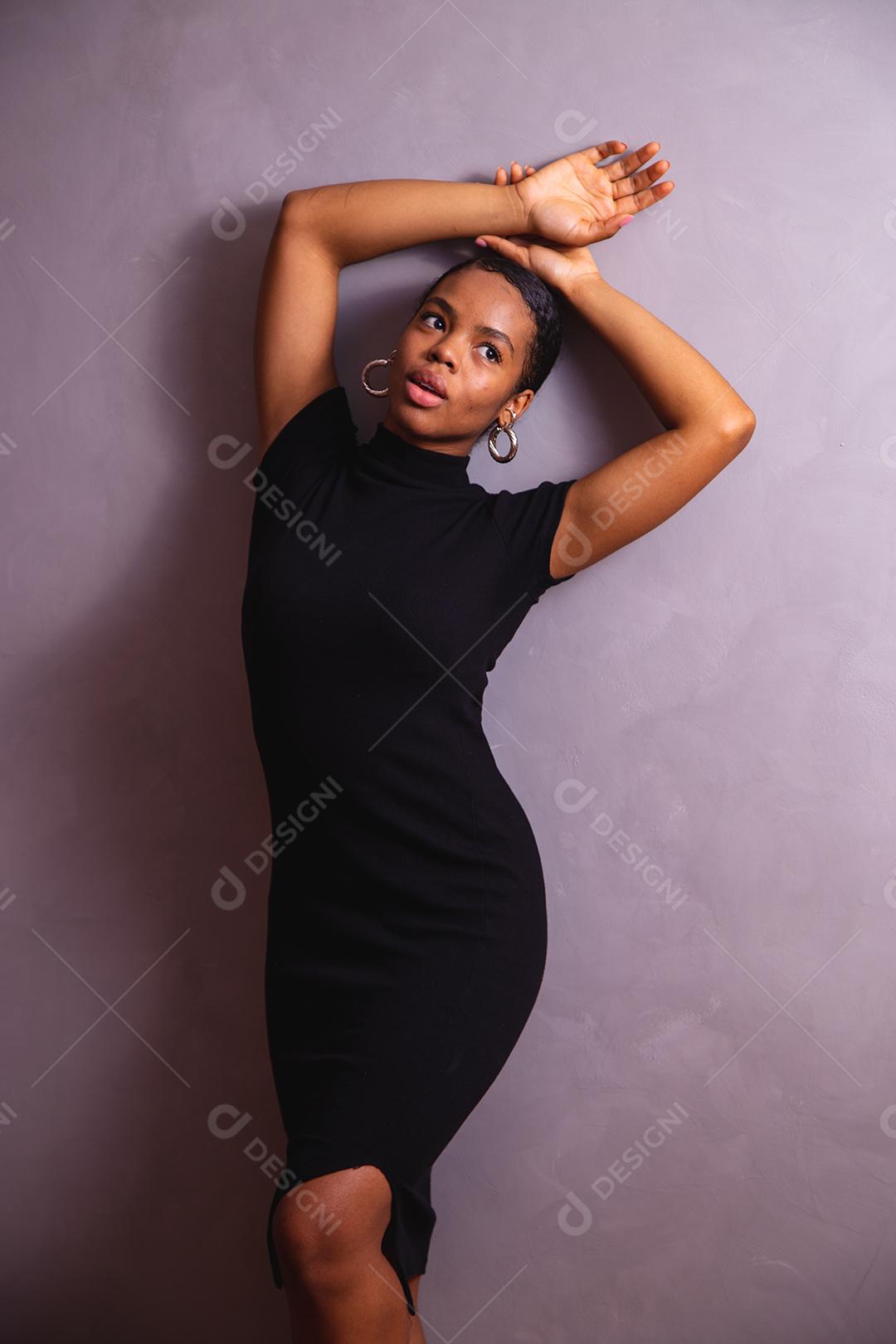 Mulher negra. Retrato de mulher negra em estúdio fotográfico