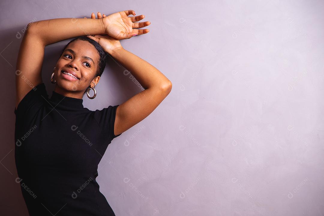 Mulher negra. Retrato de mulher negra em estúdio fotográfico