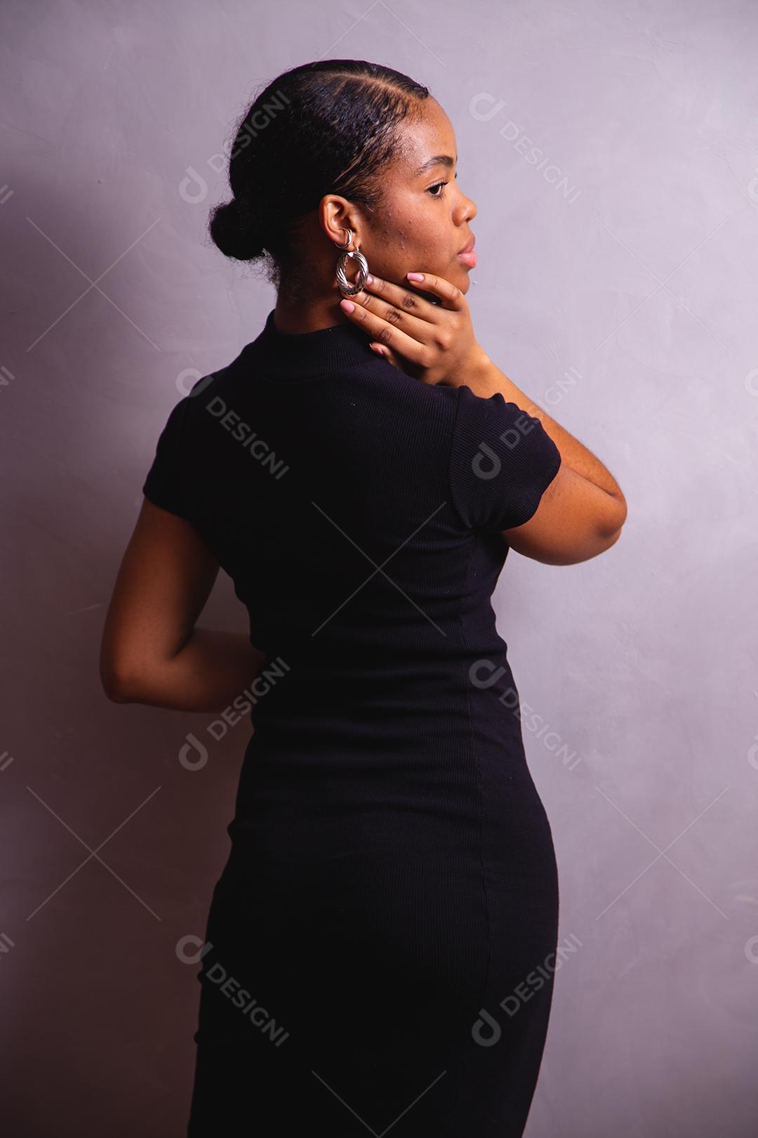 Mulher negra. Retrato de mulher negra em estúdio fotográfico