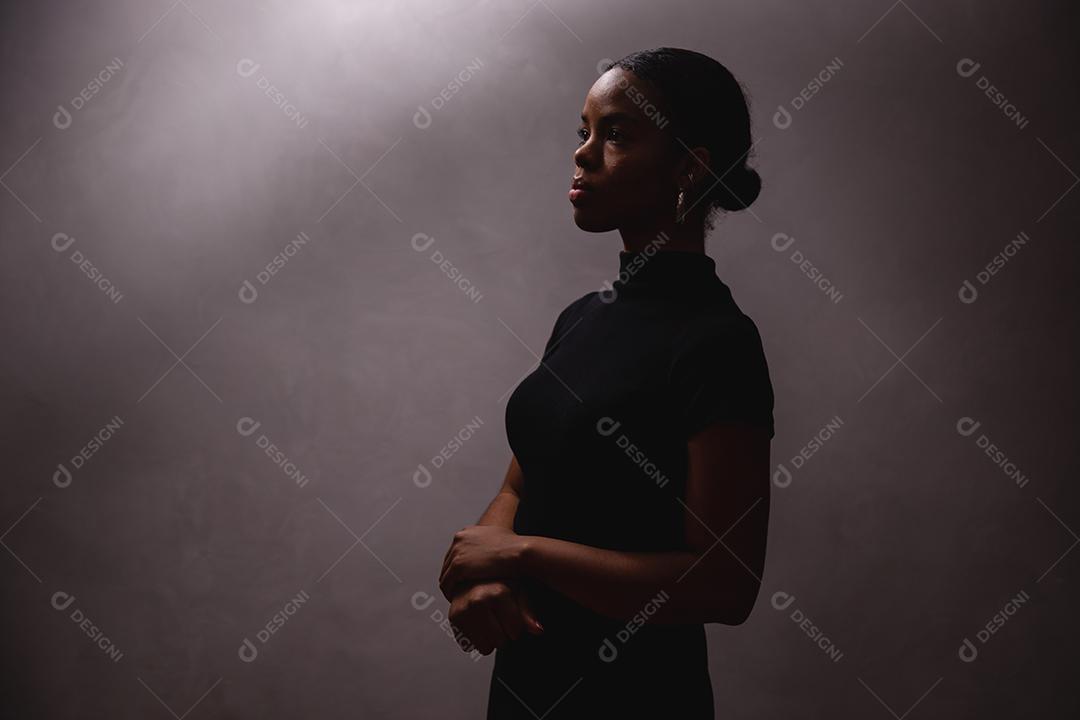 silhueta de mulher afro. Preto