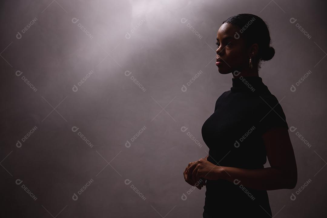 silhueta de mulher afro. Preto