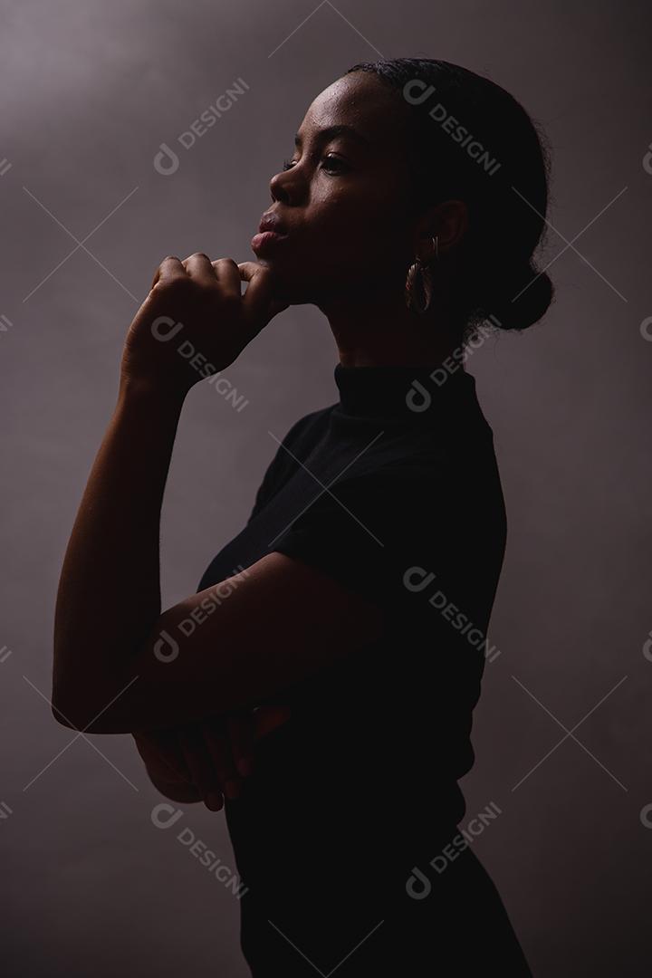 silhueta de mulher afro. Preto