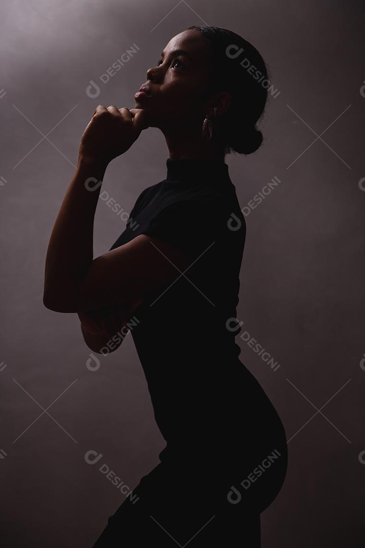 silhueta de mulher afro. Preto