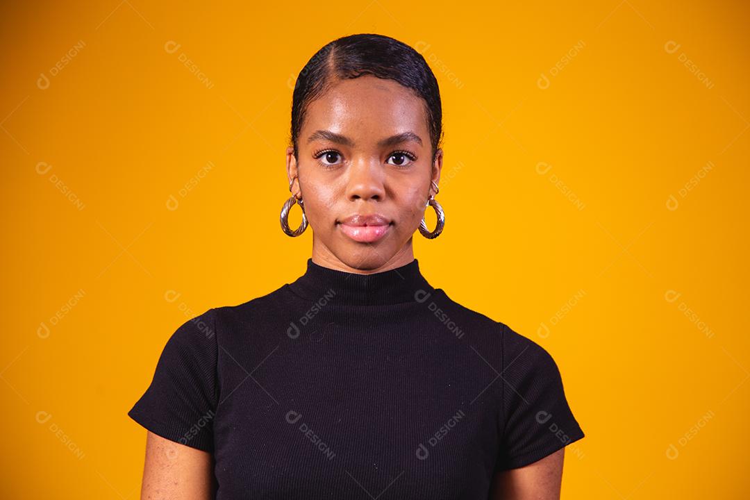 Mulher afro em fundo amarelo. mulher negra
