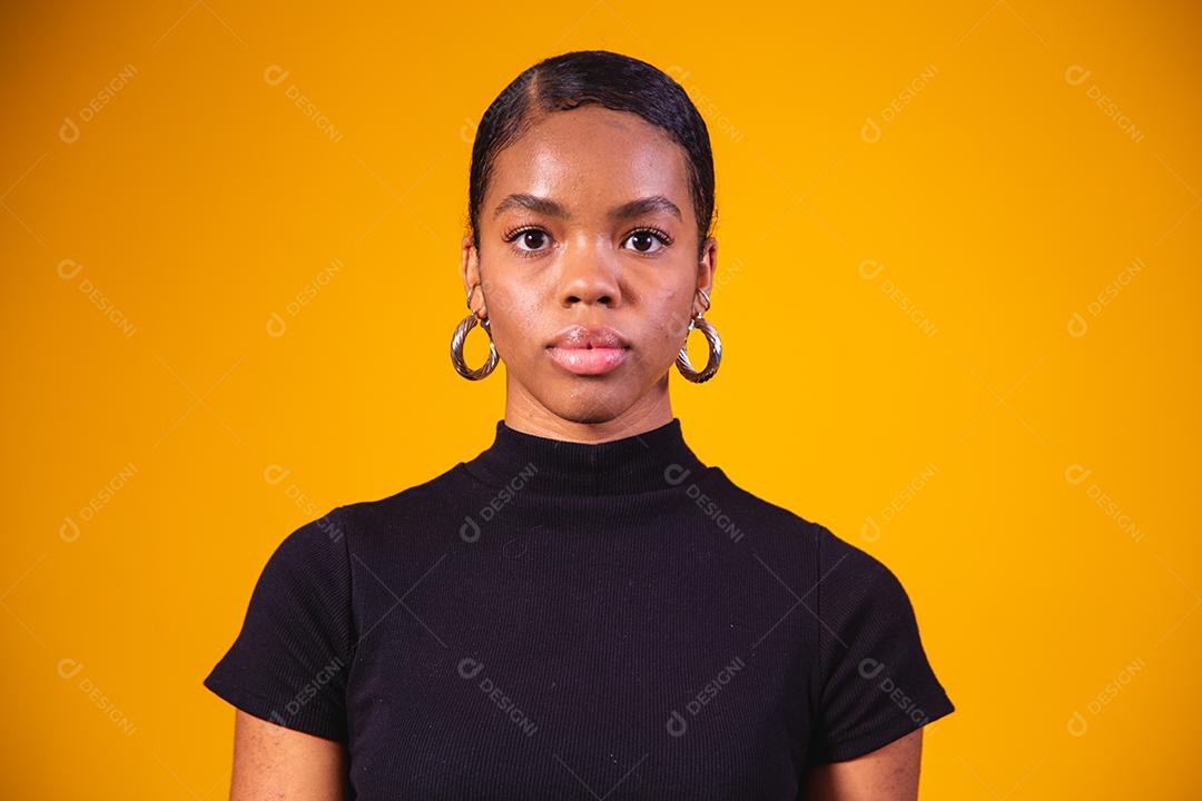 Mulher afro em fundo amarelo. mulher negra