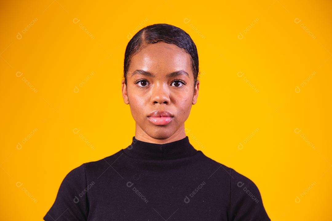 Mulher afro em fundo amarelo. mulher negra