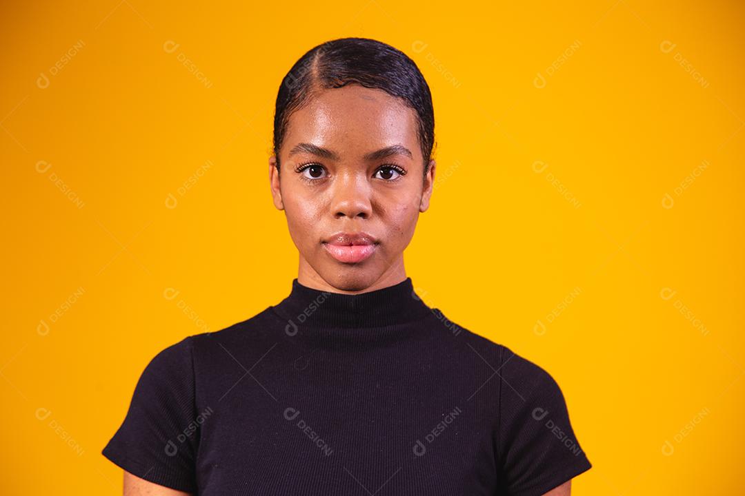 Mulher afro em fundo amarelo. mulher negra