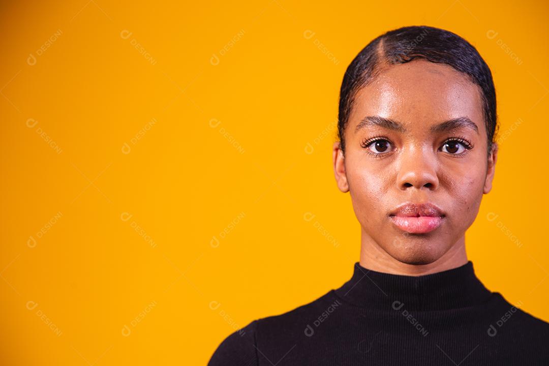 Mulher afro em fundo amarelo. mulher negra