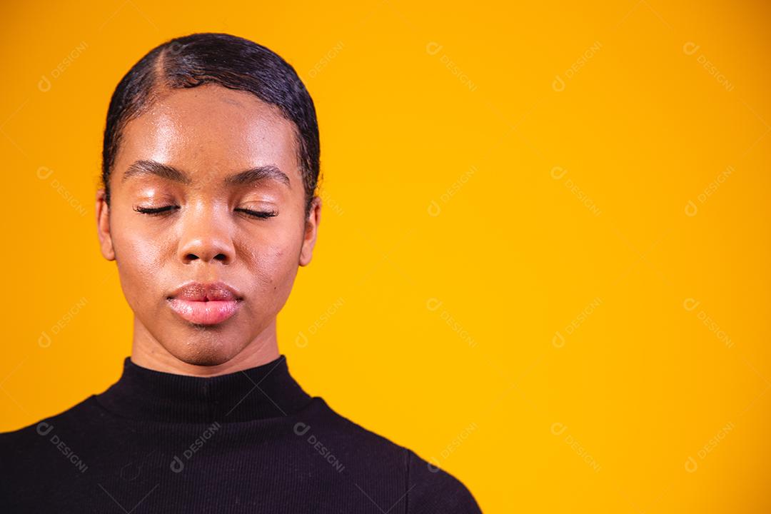 Mulher afro em fundo amarelo. mulher negra