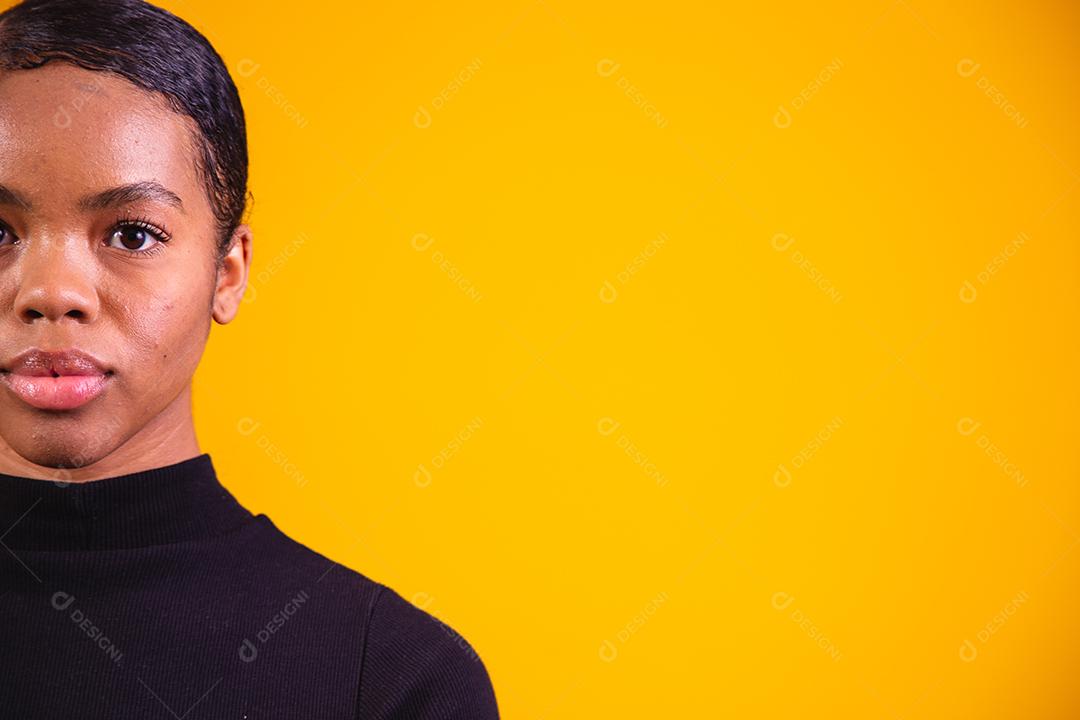 Mulher afro em fundo amarelo. mulher negra
