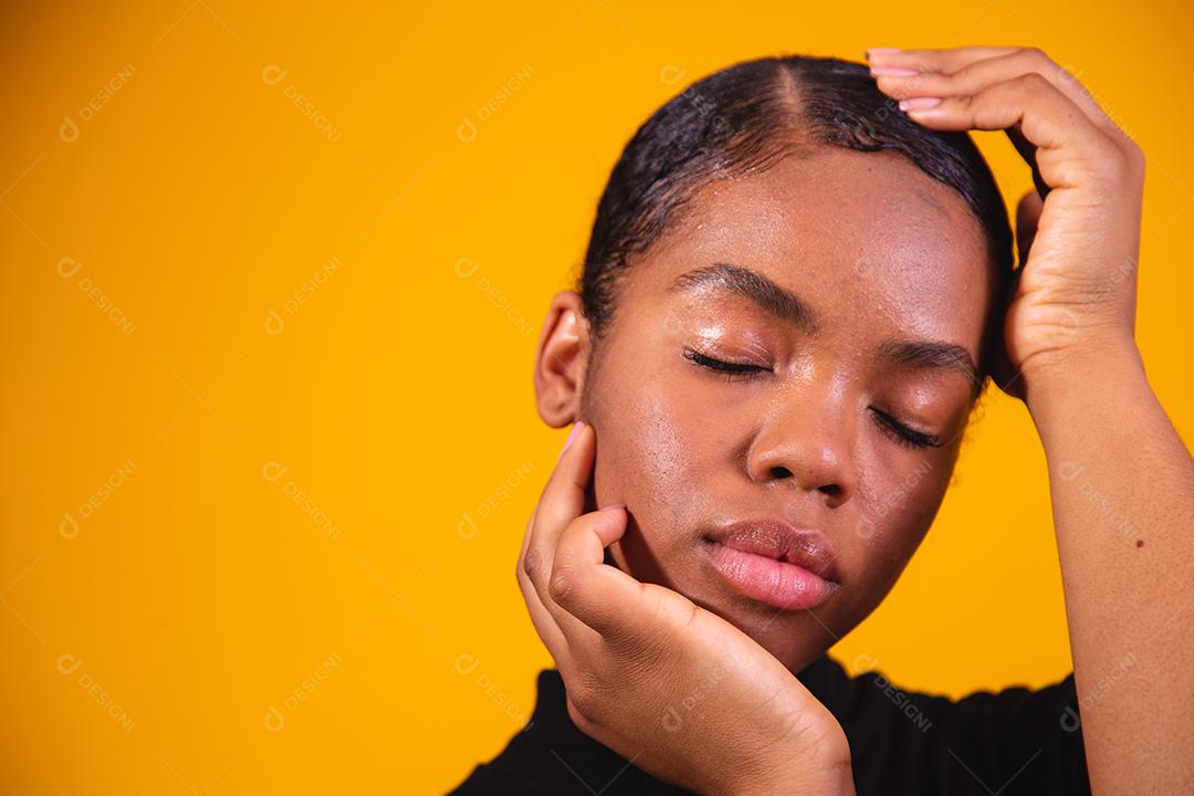 Retrato da beleza da garota afro-americana. Mulher preta bonita. Cosméticos, maquiagem e moda