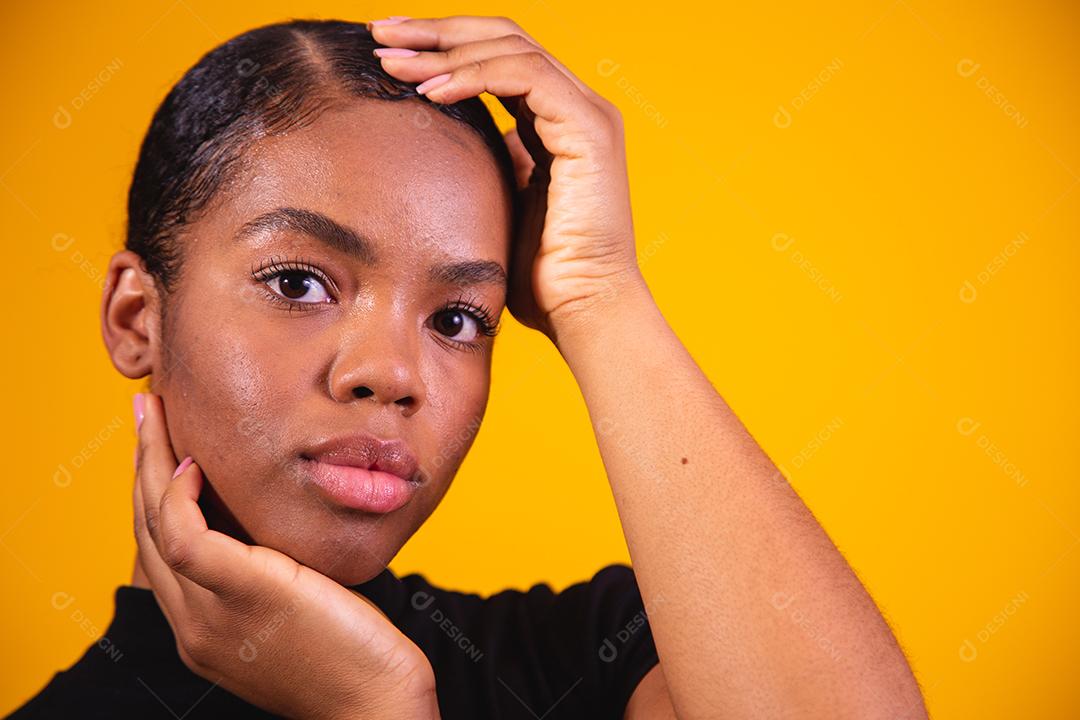 Retrato da beleza da garota afro-americana. Mulher preta bonita. Cosméticos, maquiagem e moda