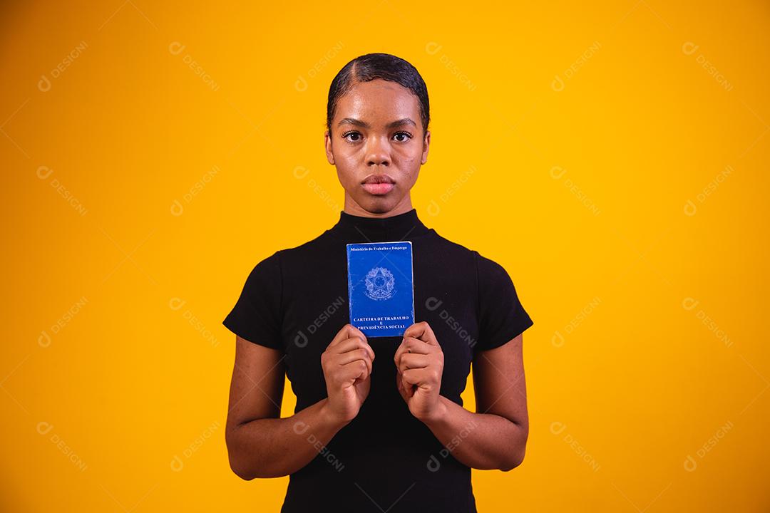 Mulher brasileira com trabalho documental e previdência social, (Carteira de Trabalho e Previdência Social)