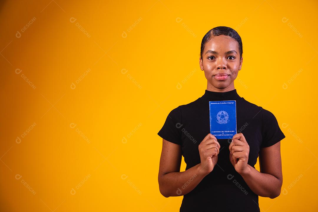 Mulher brasileira com trabalho documental e previdência social, (Carteira de Trabalho e Previdência Social)