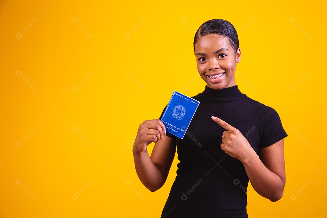 Braço de uma mulher afro com alergia.