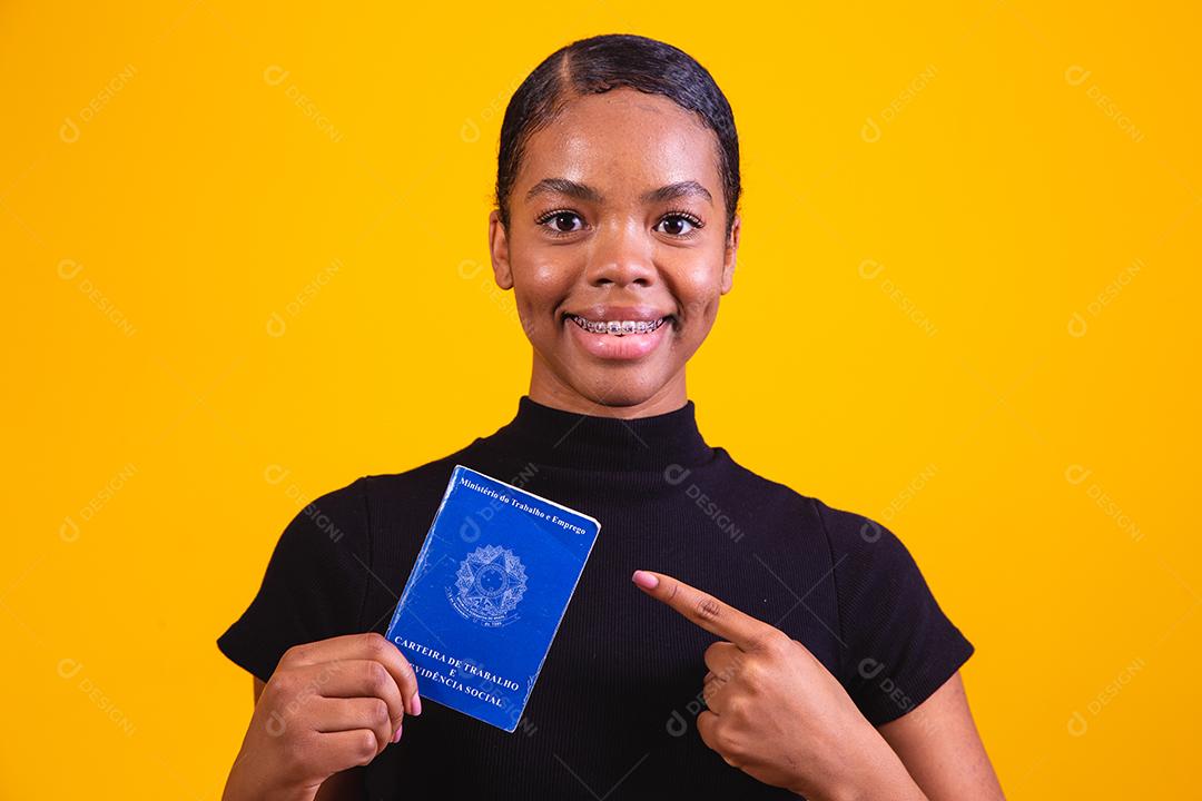 Braço de uma mulher afro com alergia.