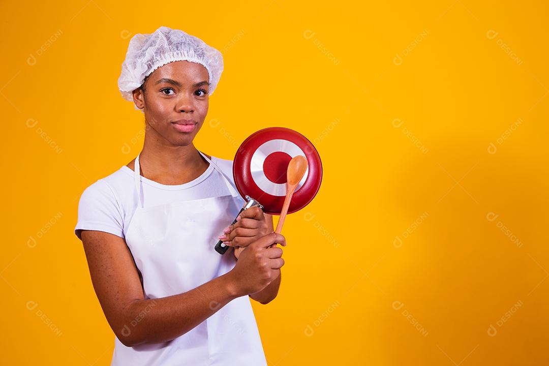 Utensílios de cozinha. Cozinhar a mulher na cozinha com frigideira e colher de pau. batedeira de dona de casa