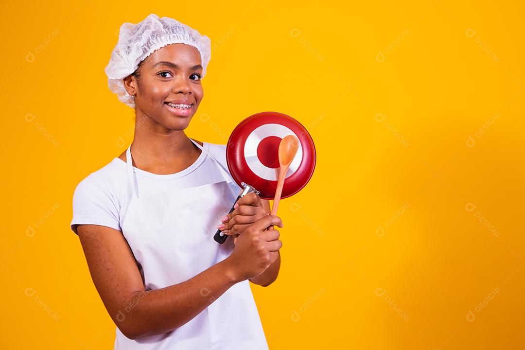 Utensílios de cozinha. Cozinhar a mulher na cozinha com frigideira e colher de pau. batedeira de dona de casa