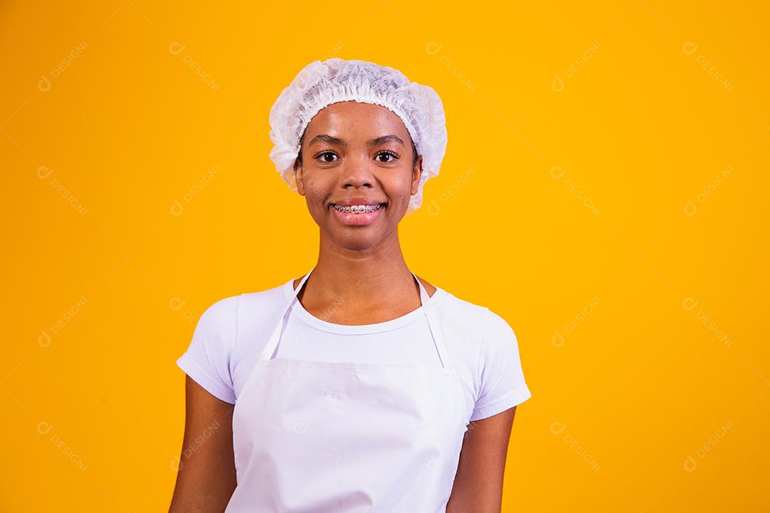 Mulher Com roupa de cozinheira em fundo amarelo