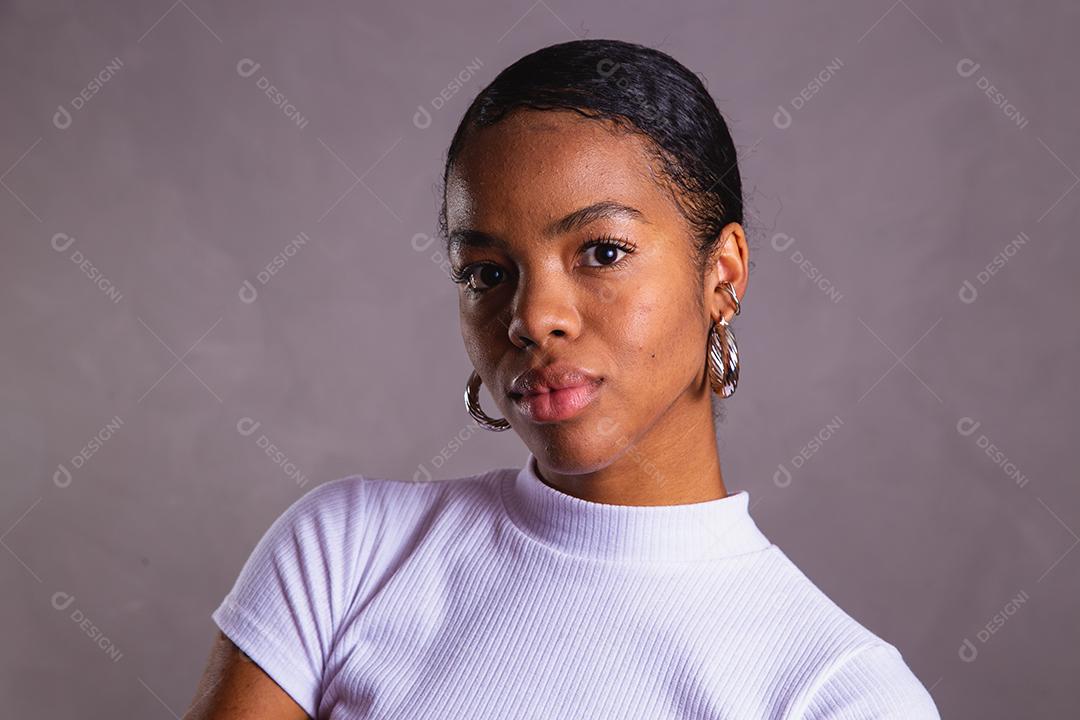 Mulher negra. Retrato de mulher negra em estúdio fotográfico