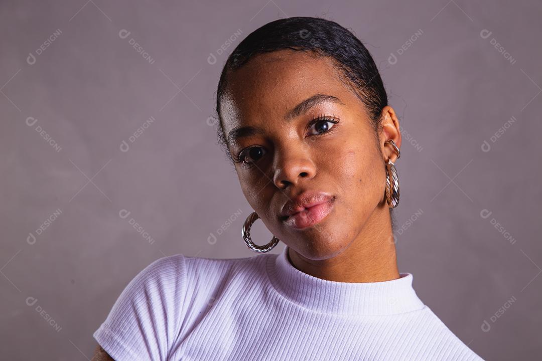 Mulher negra. Retrato de mulher negra em estúdio fotográfico