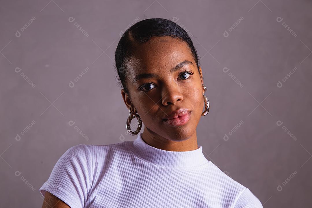 Mulher negra. Retrato de mulher negra em estúdio fotográfico