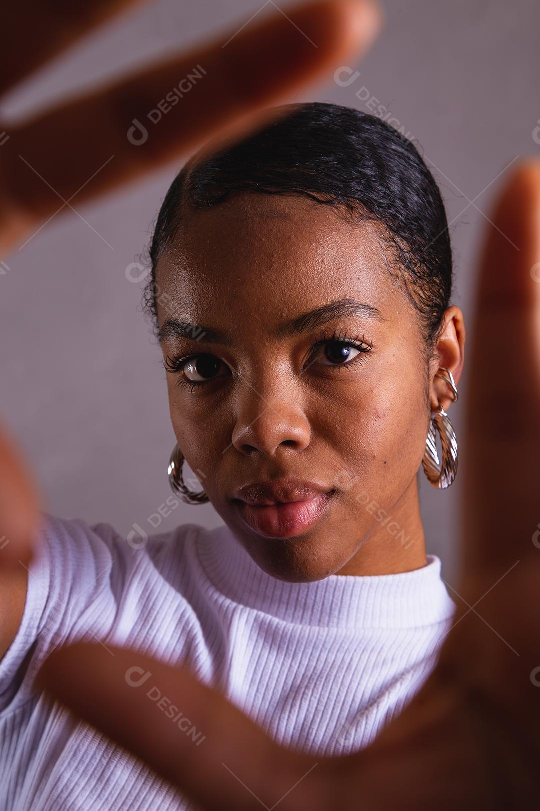 Mulher negra. Retrato de mulher negra em estúdio fotográfico