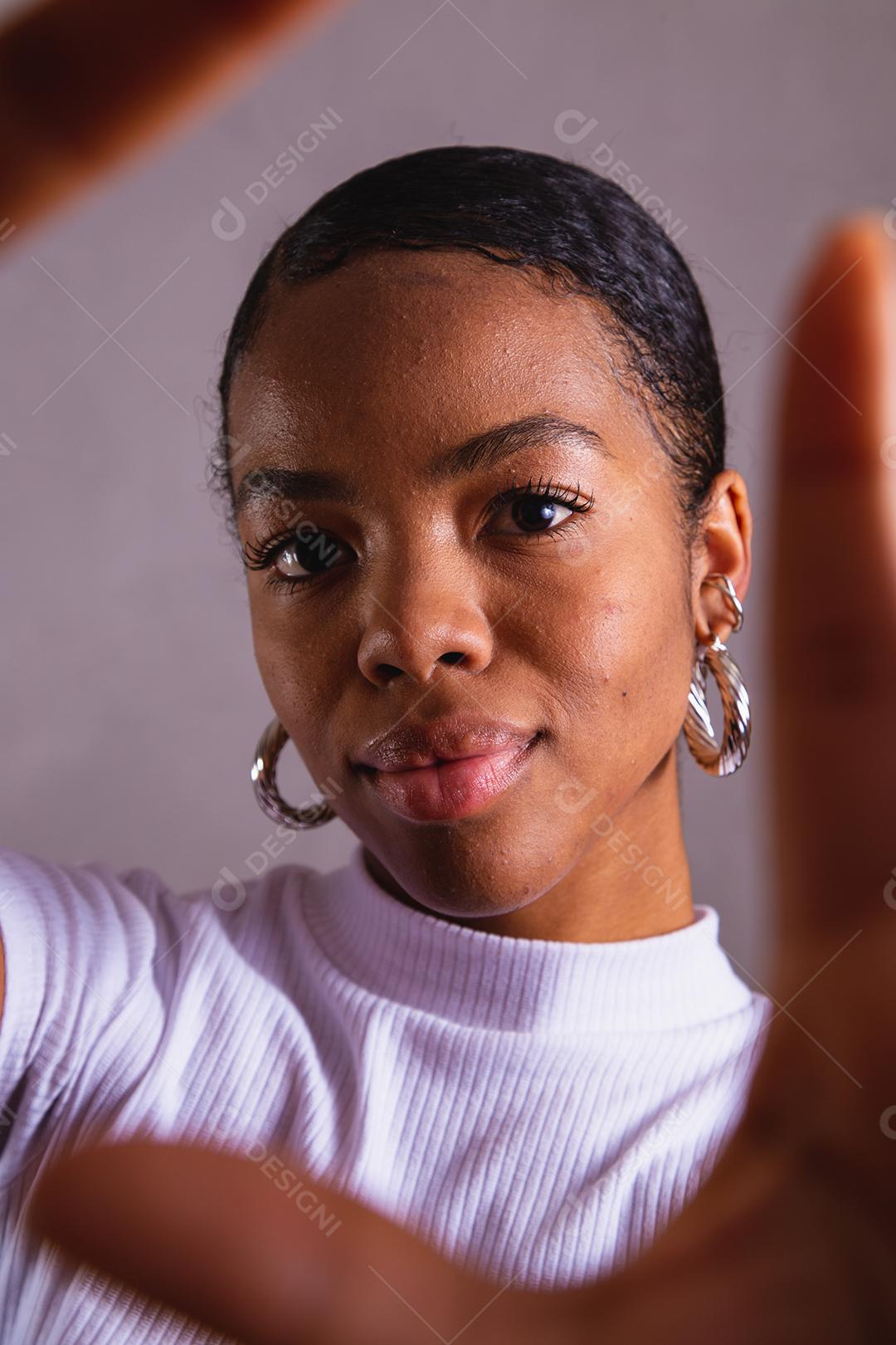 Mulher negra. Retrato de mulher negra em estúdio fotográfico