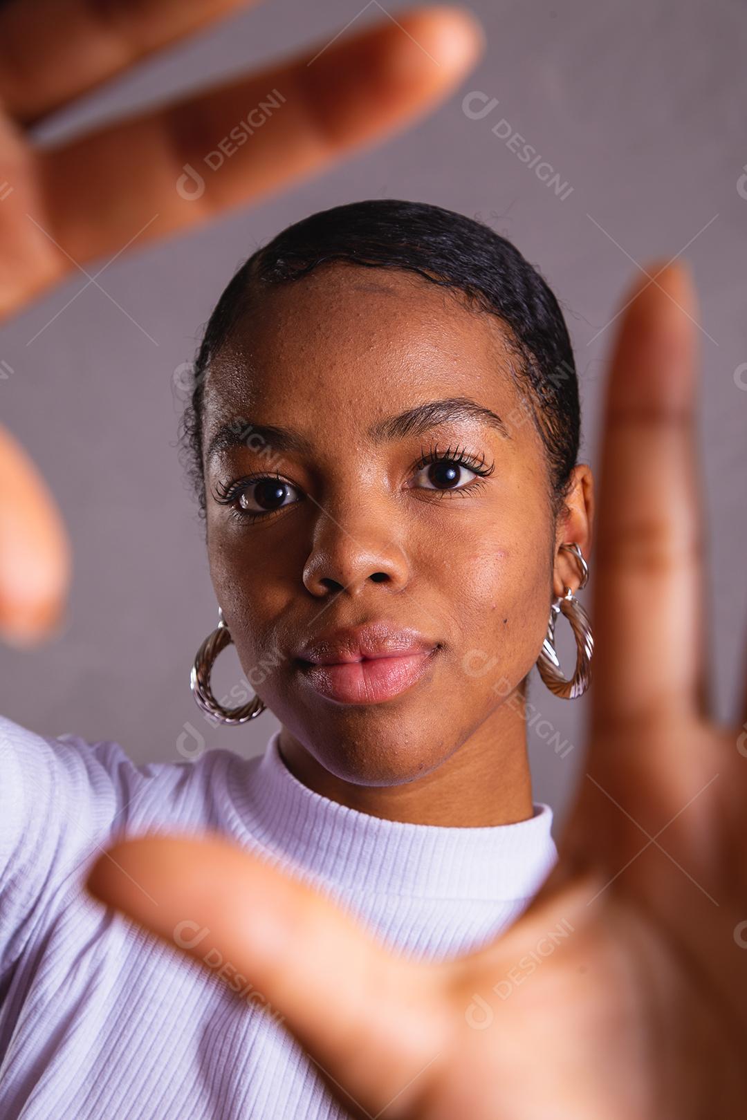 Mulher negra. Retrato de mulher negra em estúdio fotográfico