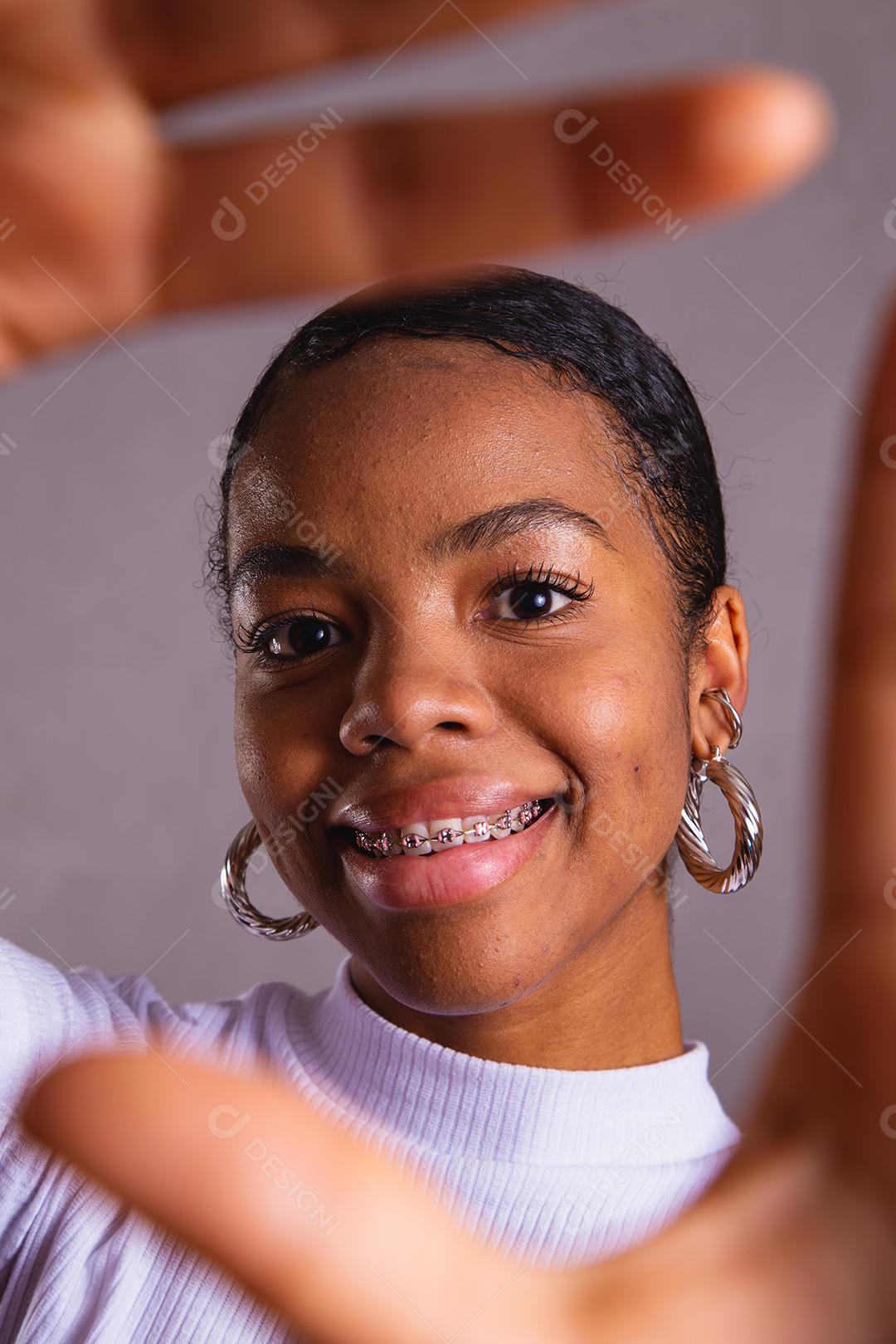 Mulher negra. Retrato de mulher negra em estúdio fotográfico